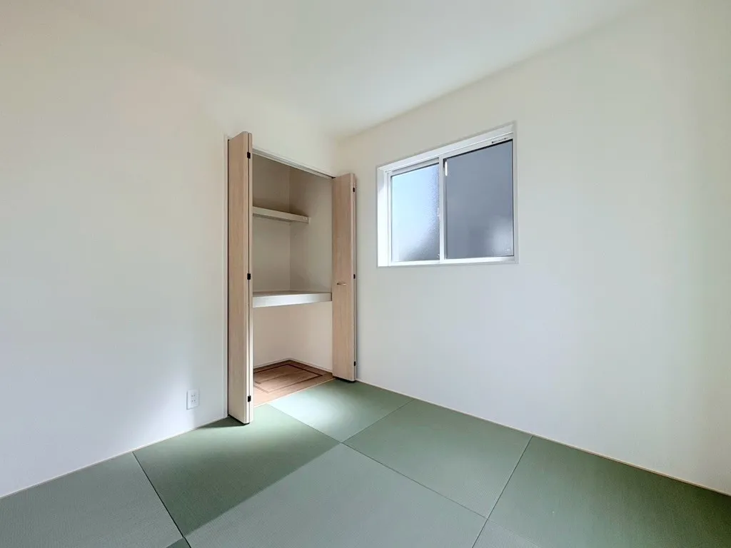 リビングの横には、和室がございます。
小さなお子様を寝かすには、とても便利です!