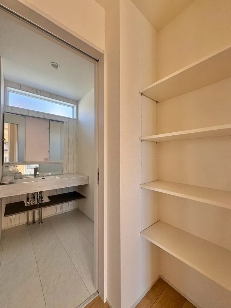 キッチンの横には、4段可動棚がございます!ちょっとした物の収納に最適です!