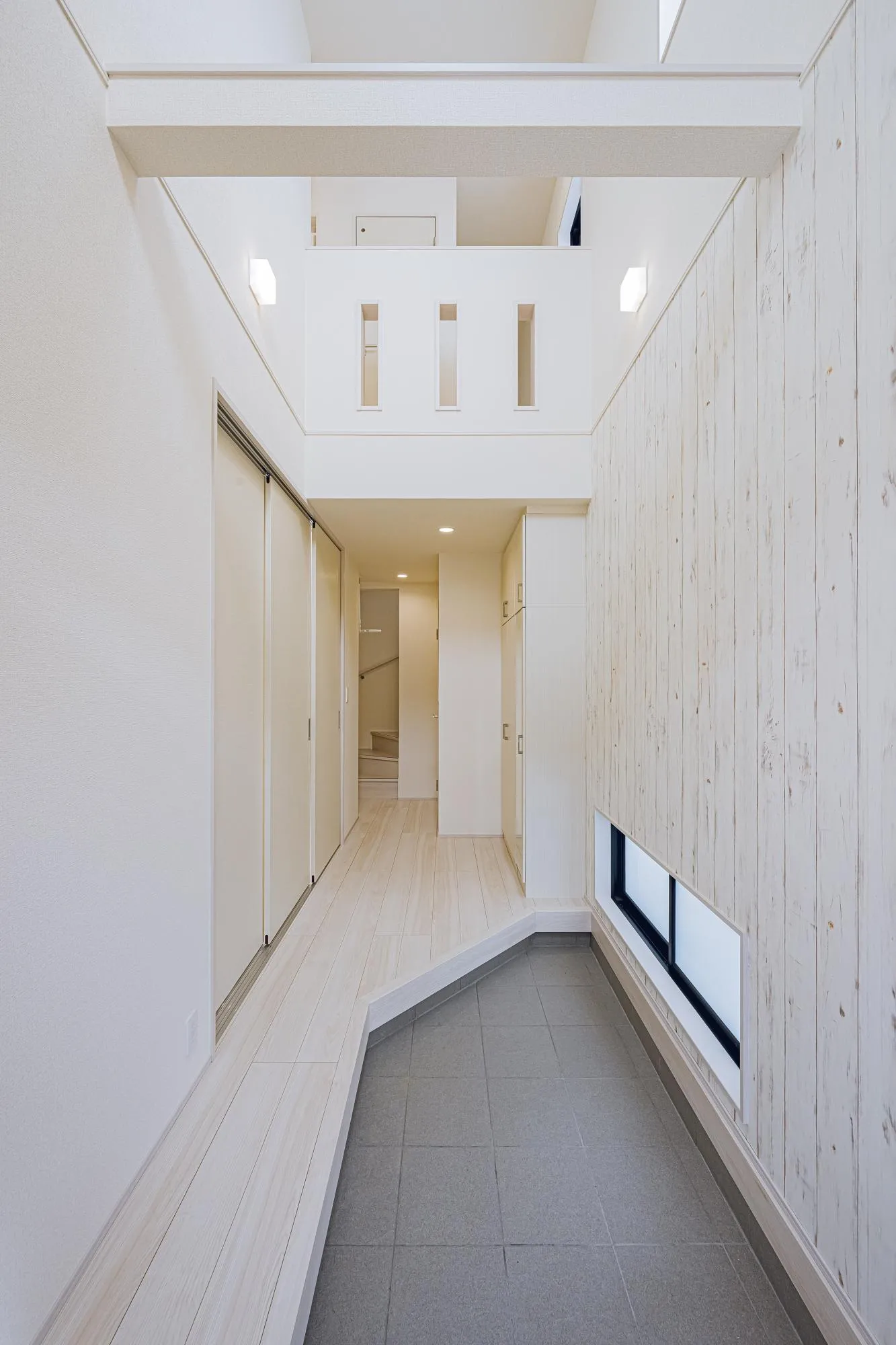 2号棟:玄関　吹き抜け