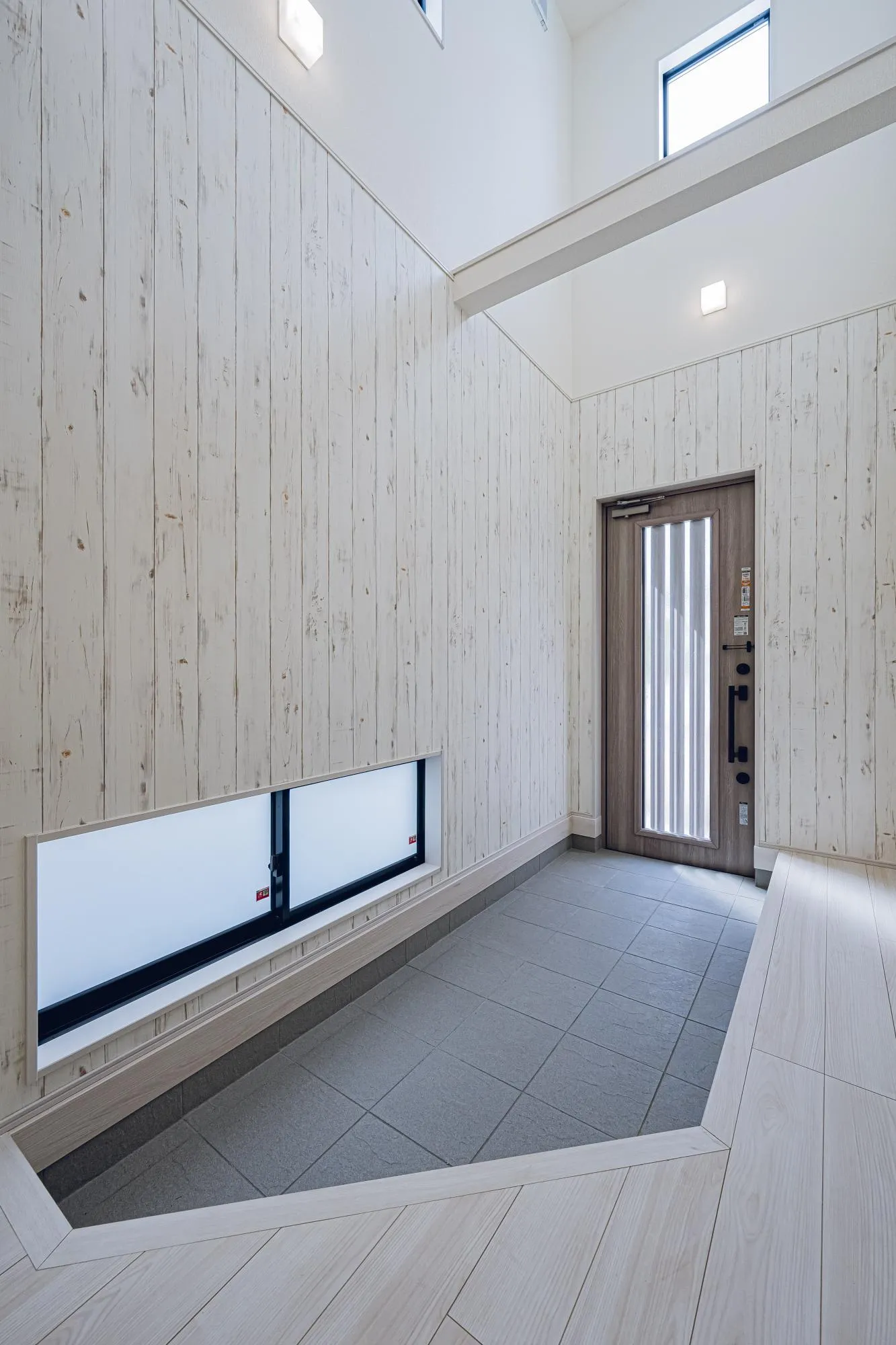 2号棟:玄関　吹き抜け