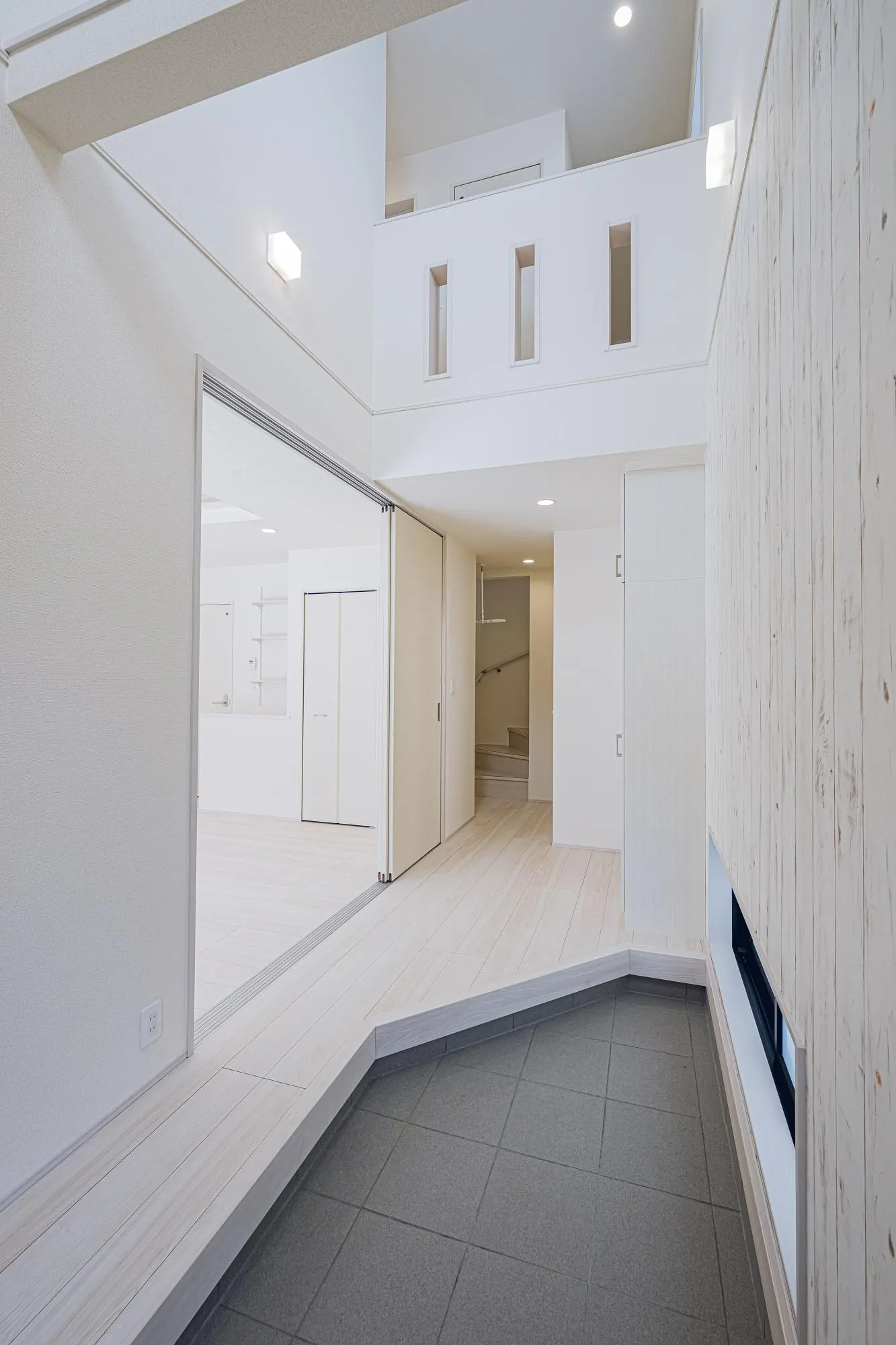 2号棟:玄関　吹き抜け