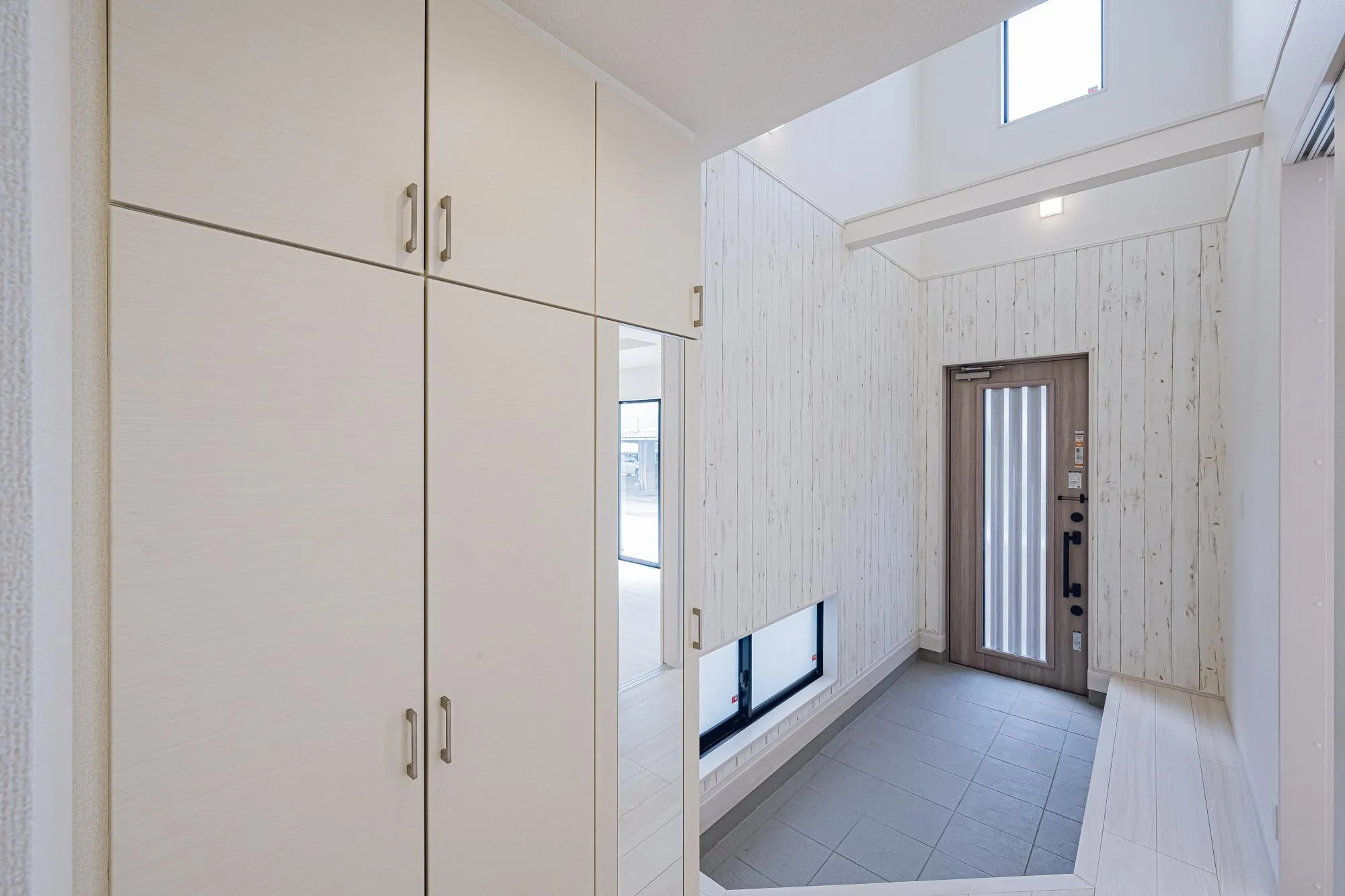 2号棟:玄関　吹き抜け