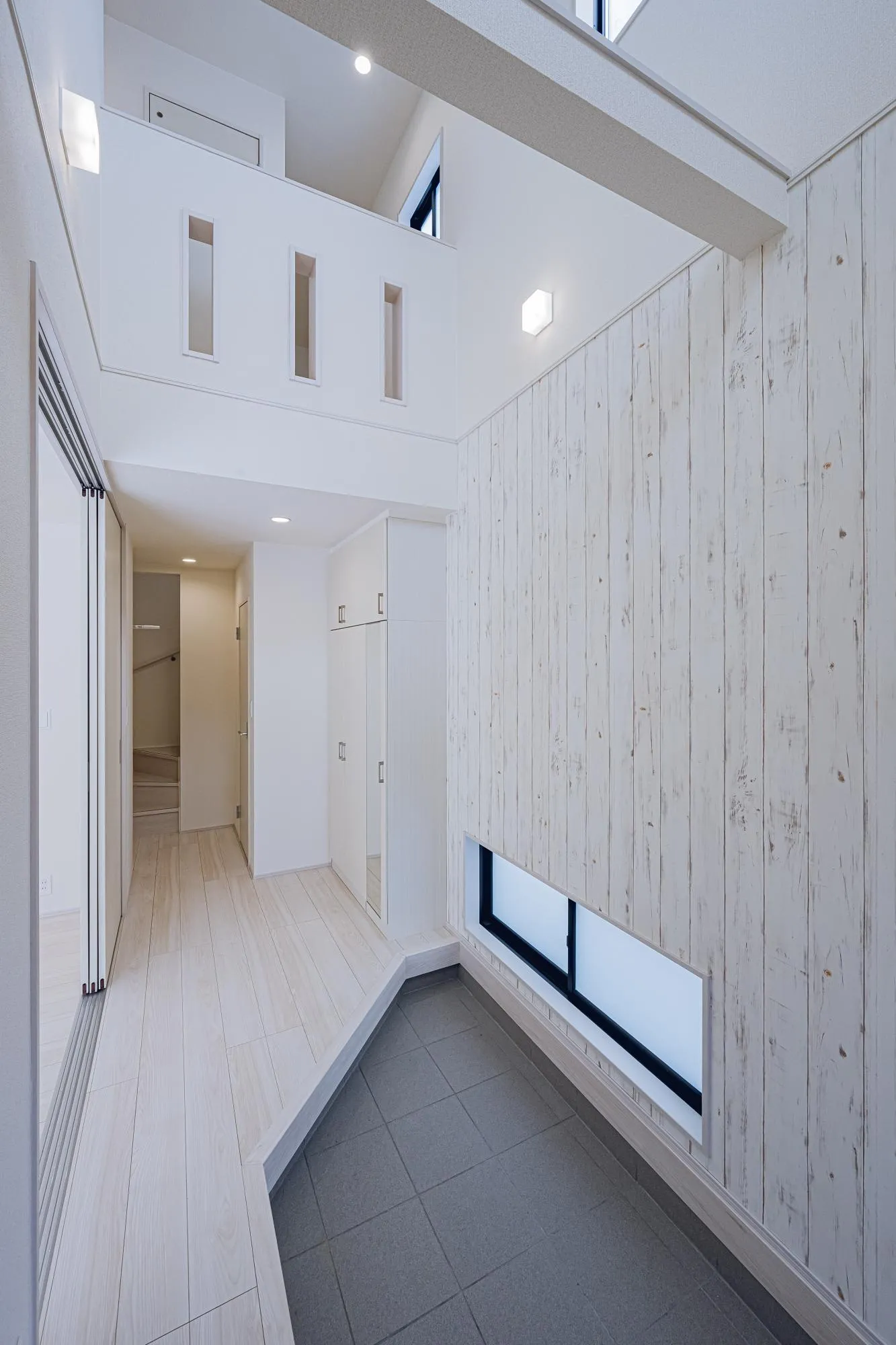 2号棟:玄関　吹き抜け