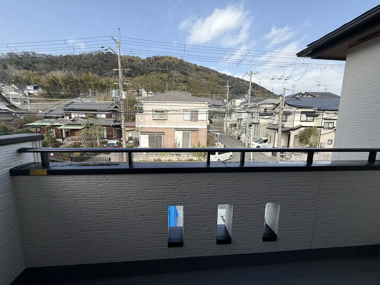 【①号棟バルコニー】
2ヶ所のバルコニーがあるので、洗濯物が多くても安心です!