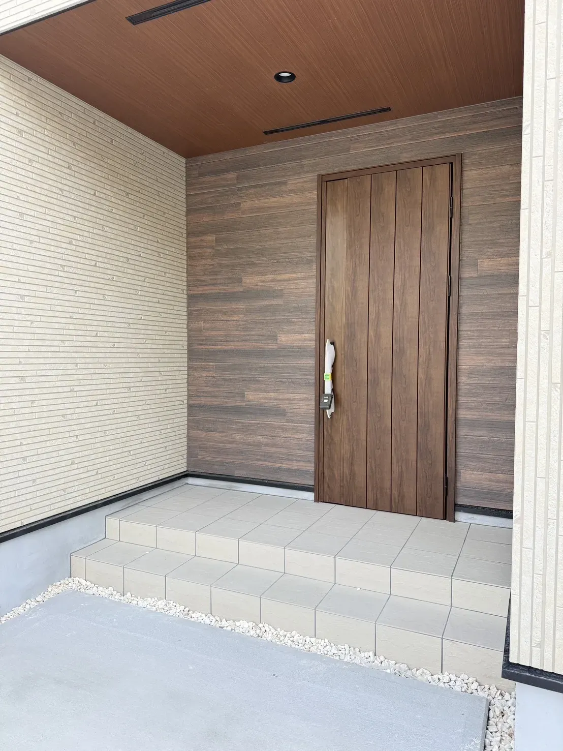 【①号棟玄関ポーチ】