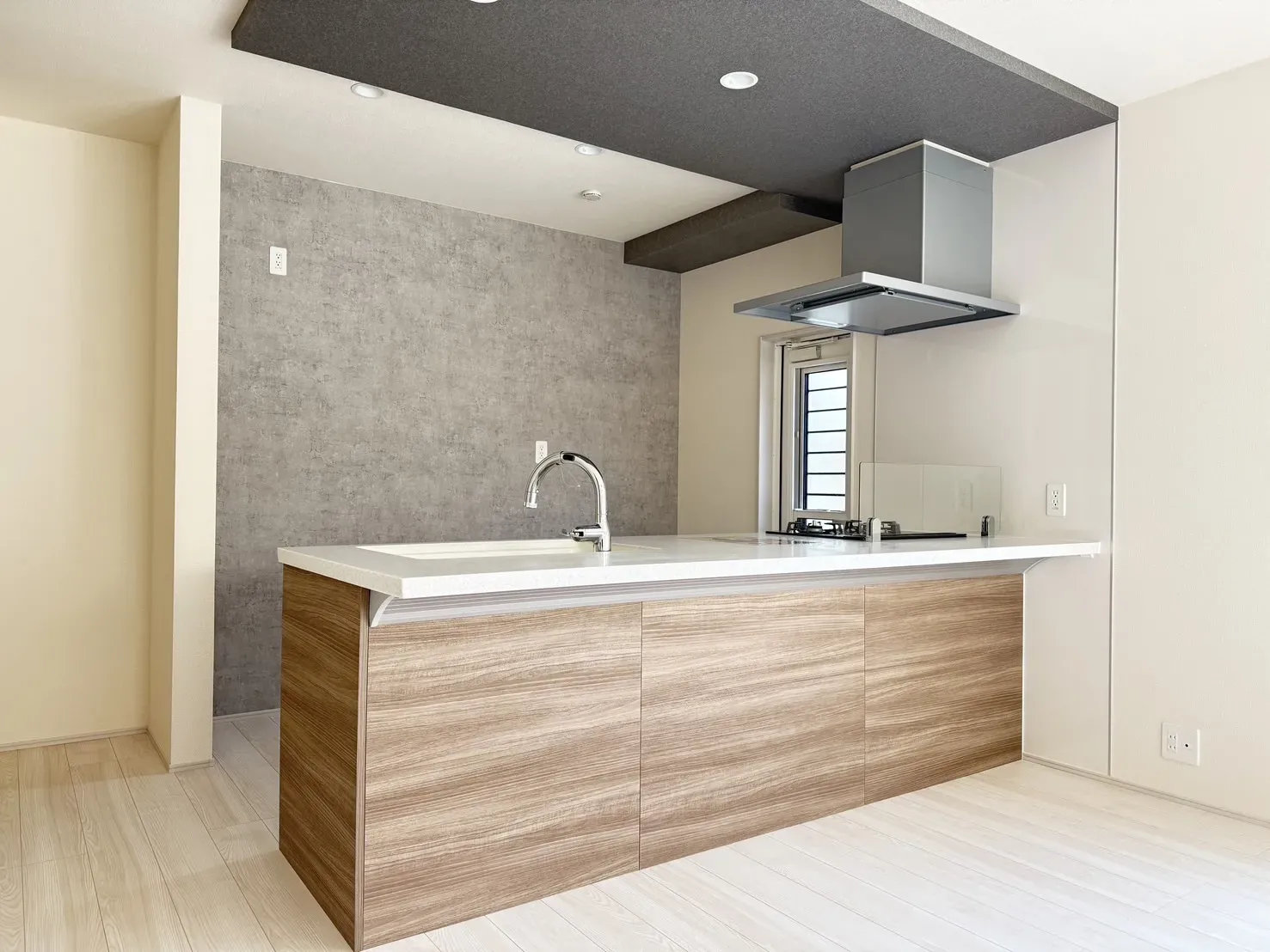 【①号棟キッチン】
タッチレス水栓が搭載されているので、蛇口を捻る必要が無く節水にも役立ちます!
