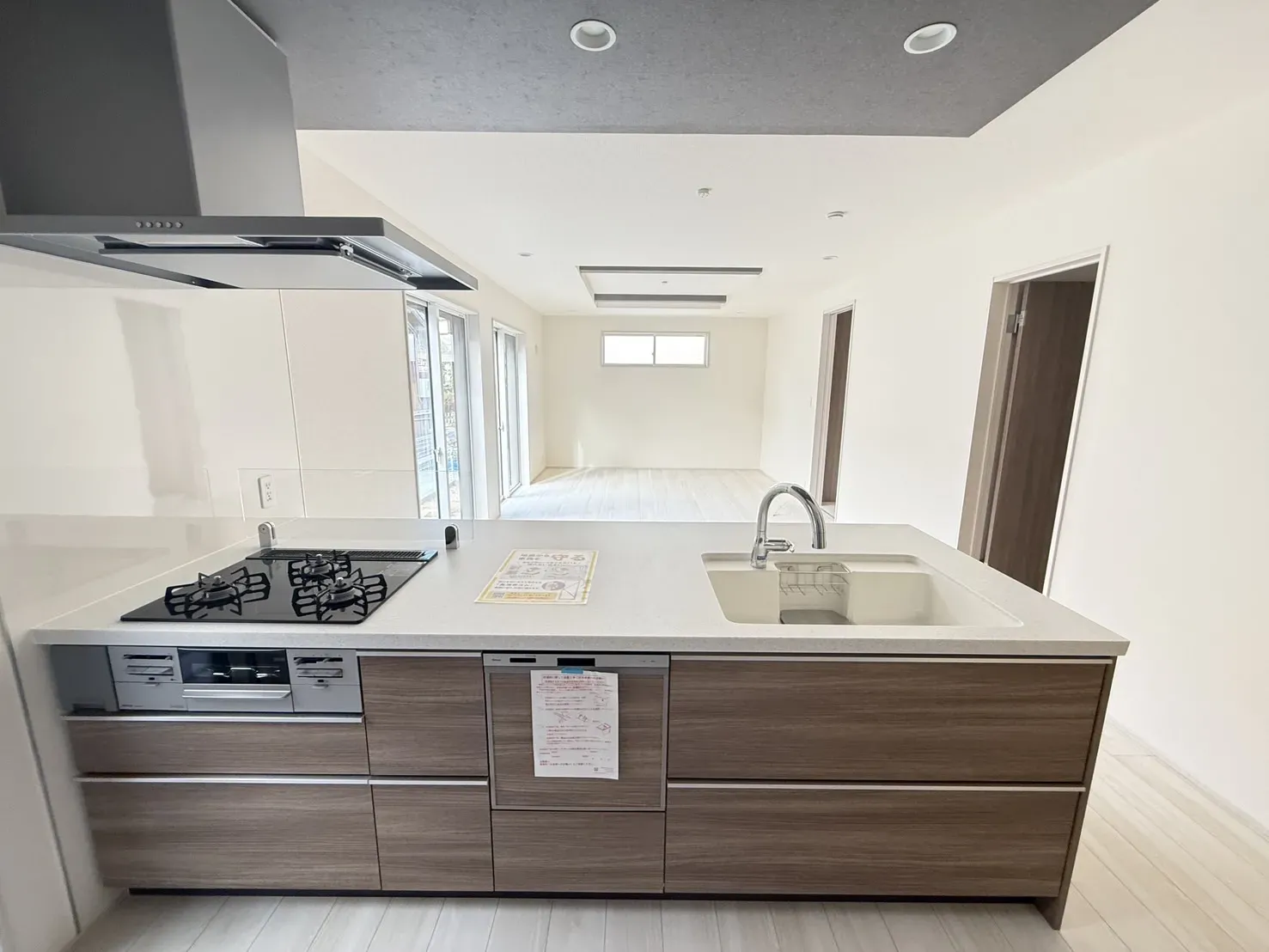 【①号棟キッチン】
料理中もリビングの様子が見渡せ、家族との会話も楽しむ事が出来ます!