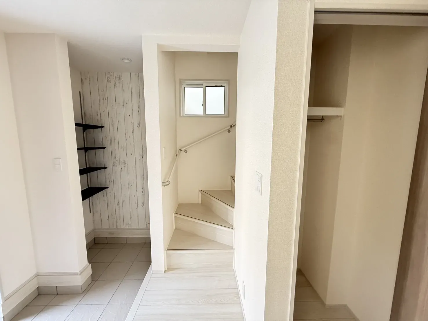 【①号棟玄関】
玄関の土間収納は、お子様の遊び道具の収納等に便利です!