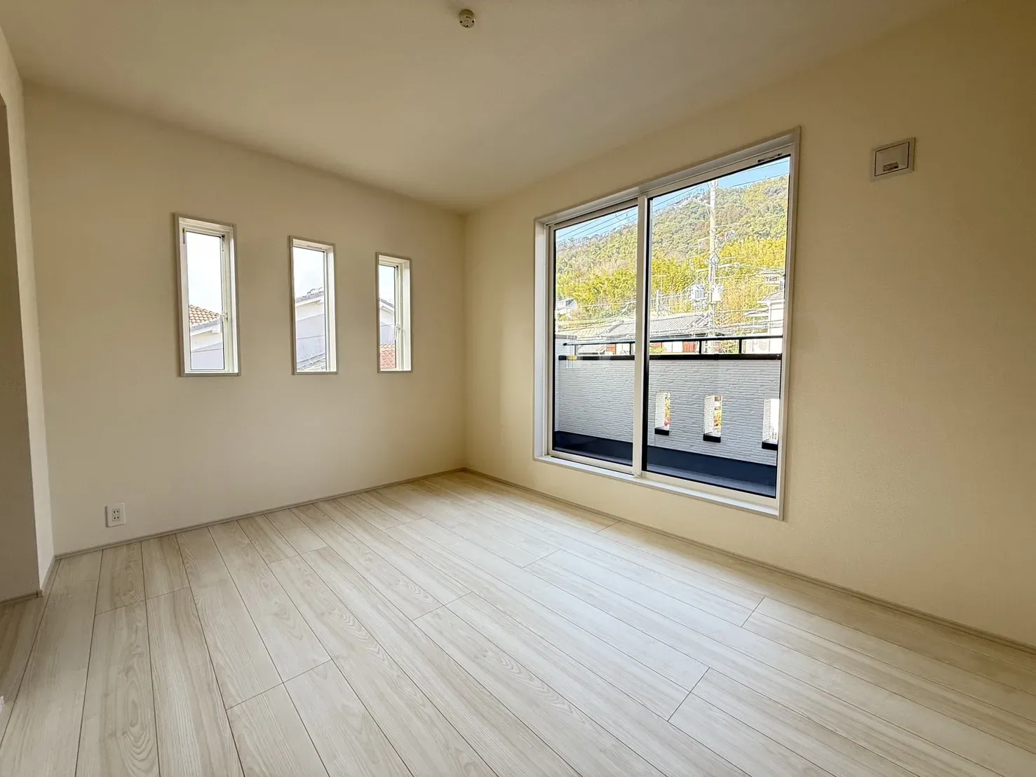 【①号棟6.0帖洋室】
明るい光が差し込むお部屋になっています!