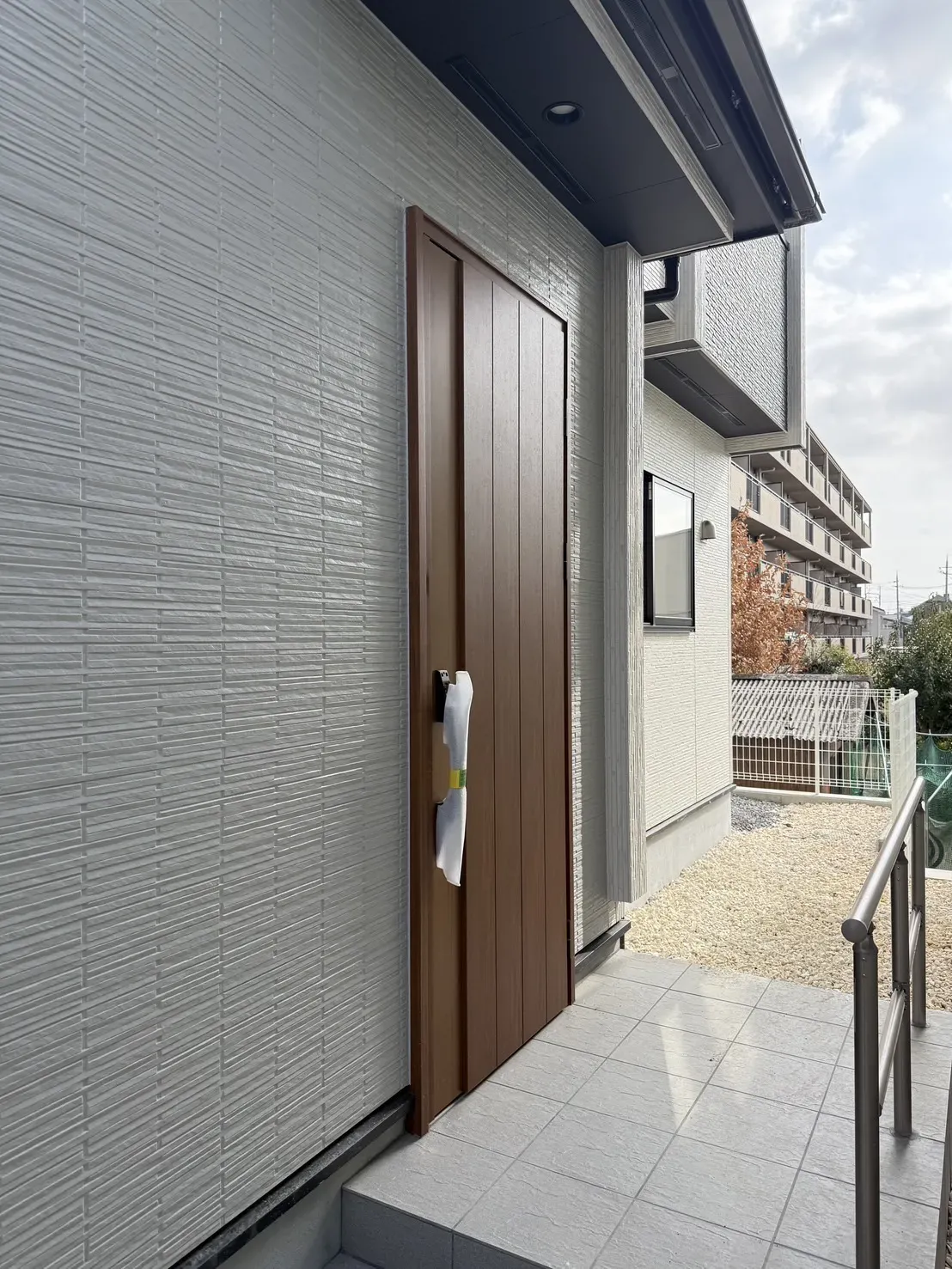 【②号棟玄関ポーチ】