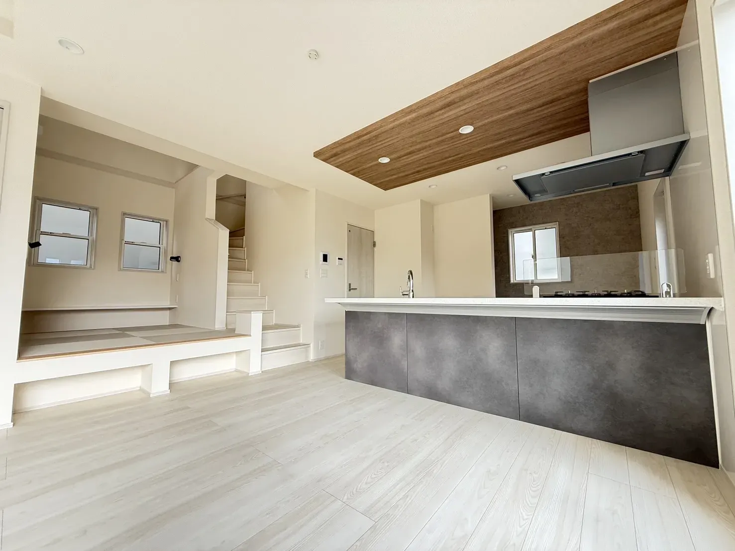 【②号棟LDK20.25帖】
マルチスキップは、ワークスペース等に利用可能な空間になっています!