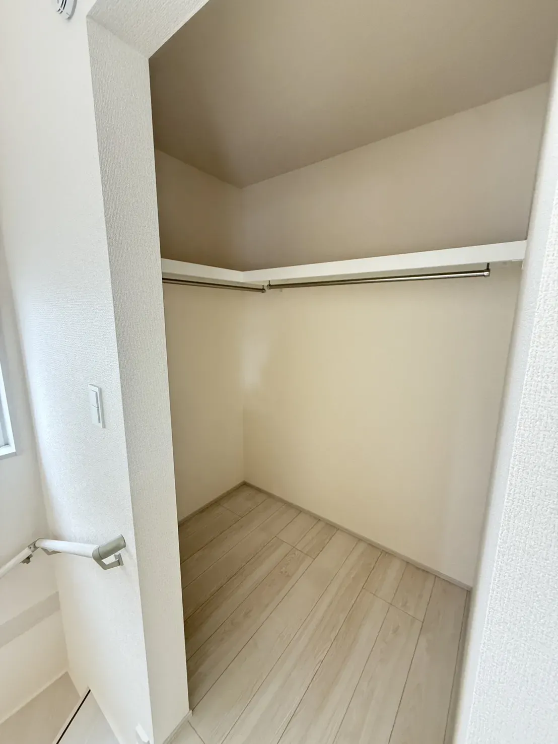【②号棟ウォークインクローゼット】
階段を上がってすぐのウォークインクローゼットには、日用品や季節物の衣類等を収納する事が出来ます!