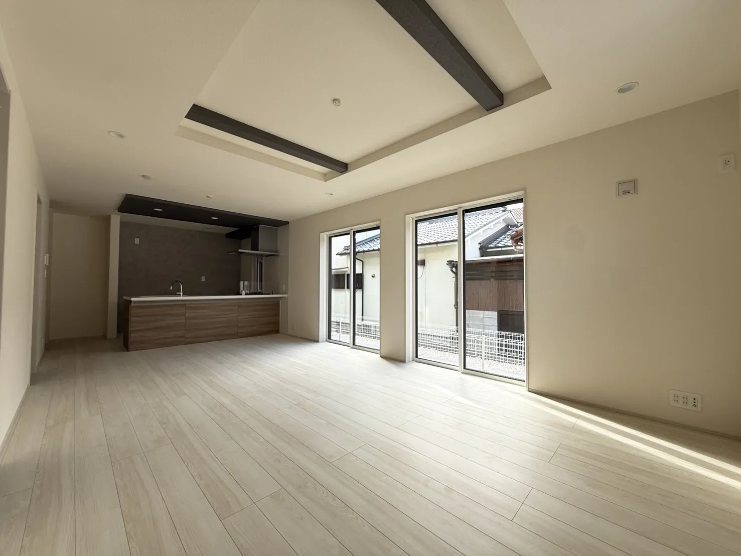 【①号棟LDK20.0帖】
折上天井で開放感とデザイン性アップ!