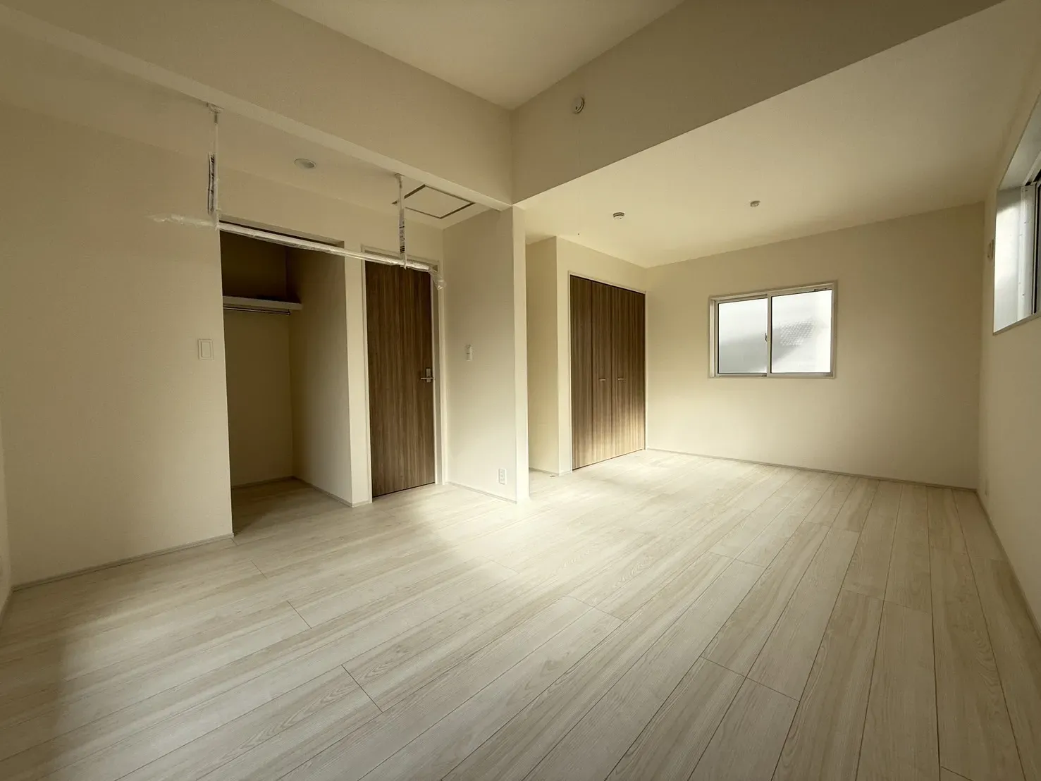 【①号棟5.0帖+6.0帖洋室】
カーテンや壁(※別途工事費要)を取り付け3LDKから4LDKに変更可能!