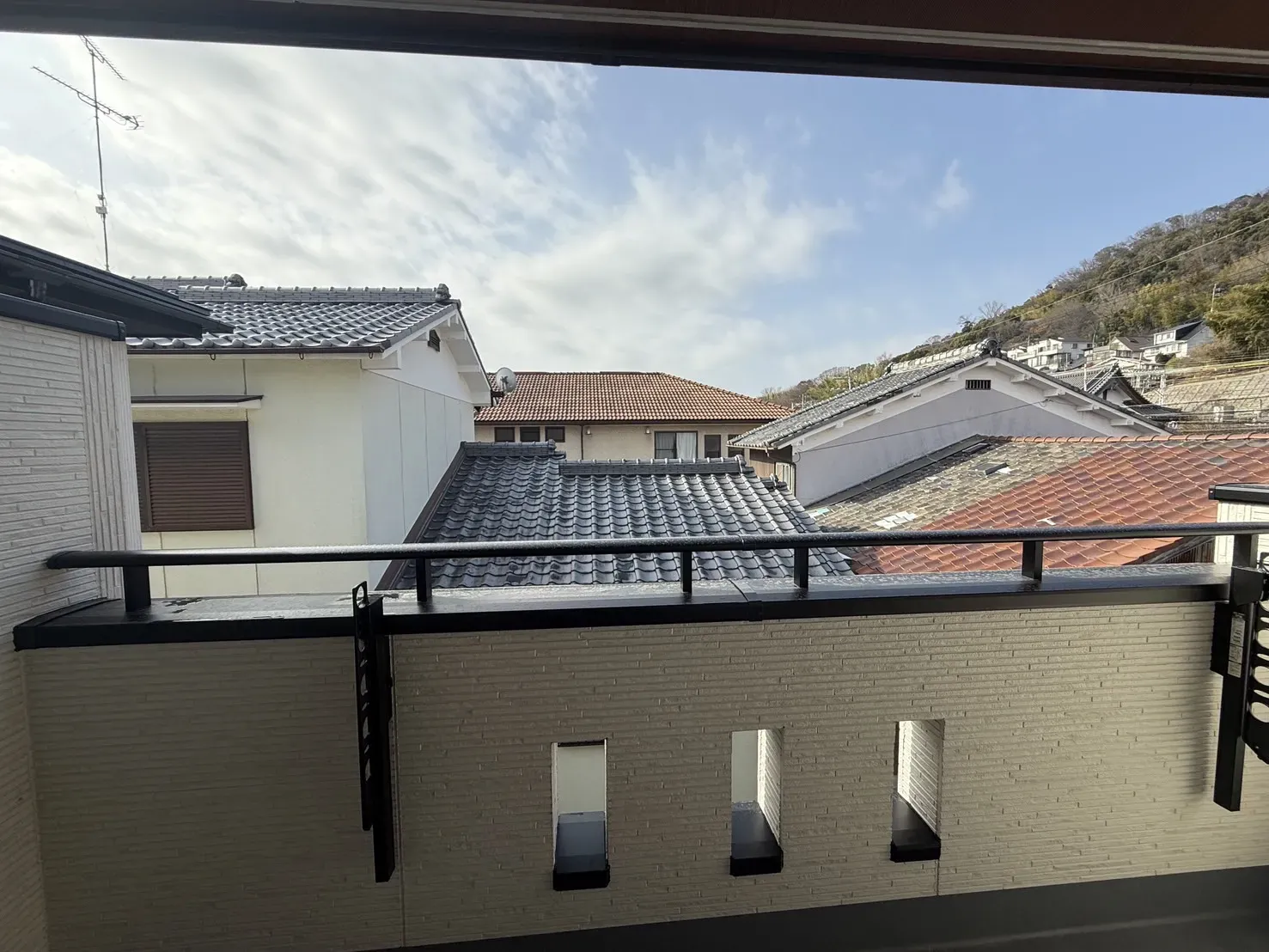 【①号棟バルコニー】
雨の日でも安心なインナーバルコニーです!