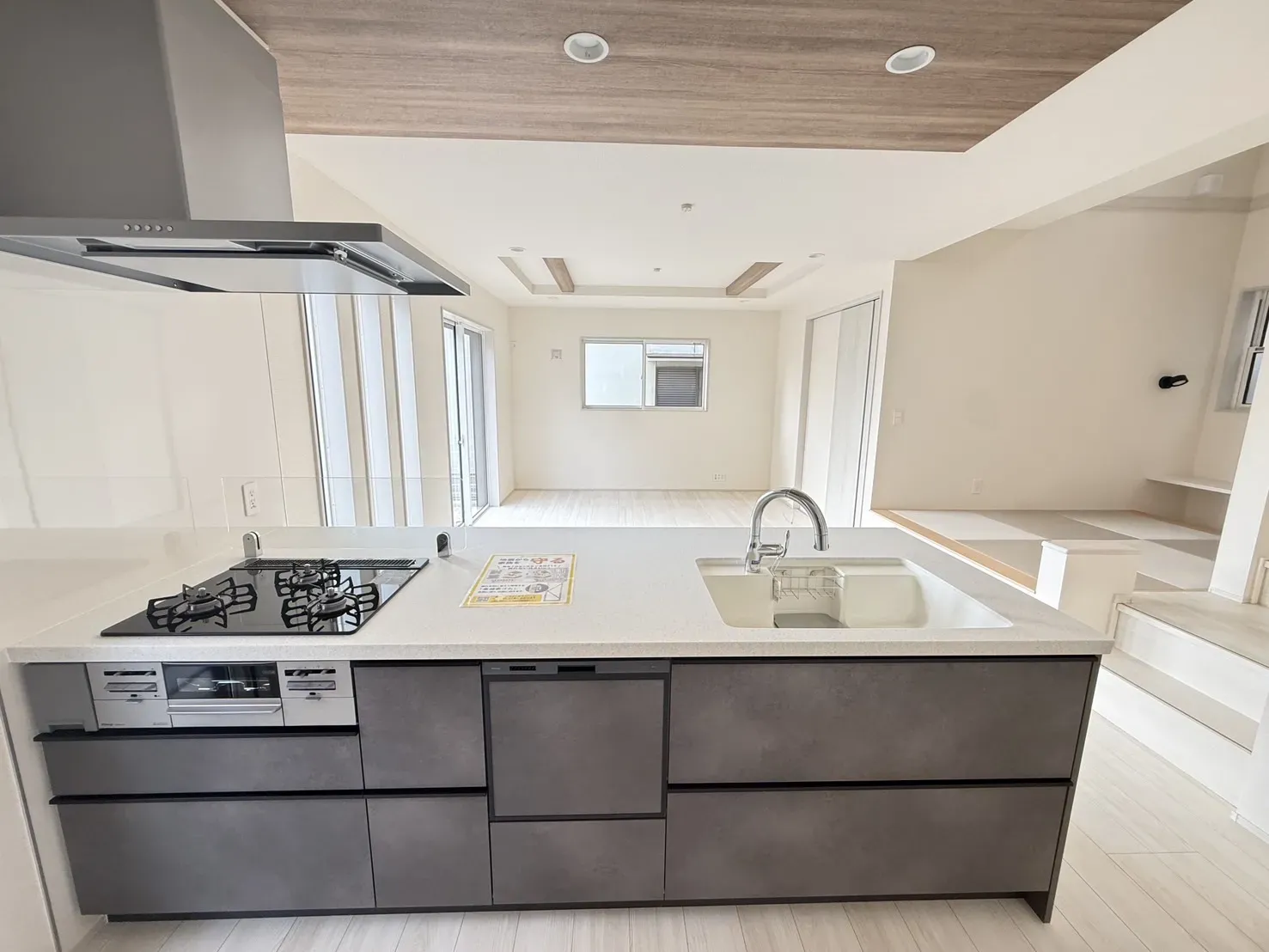 【②号棟キッチン】
デザイン性・機能性共に優れた高仕様ペニシュラキッチンを採用!