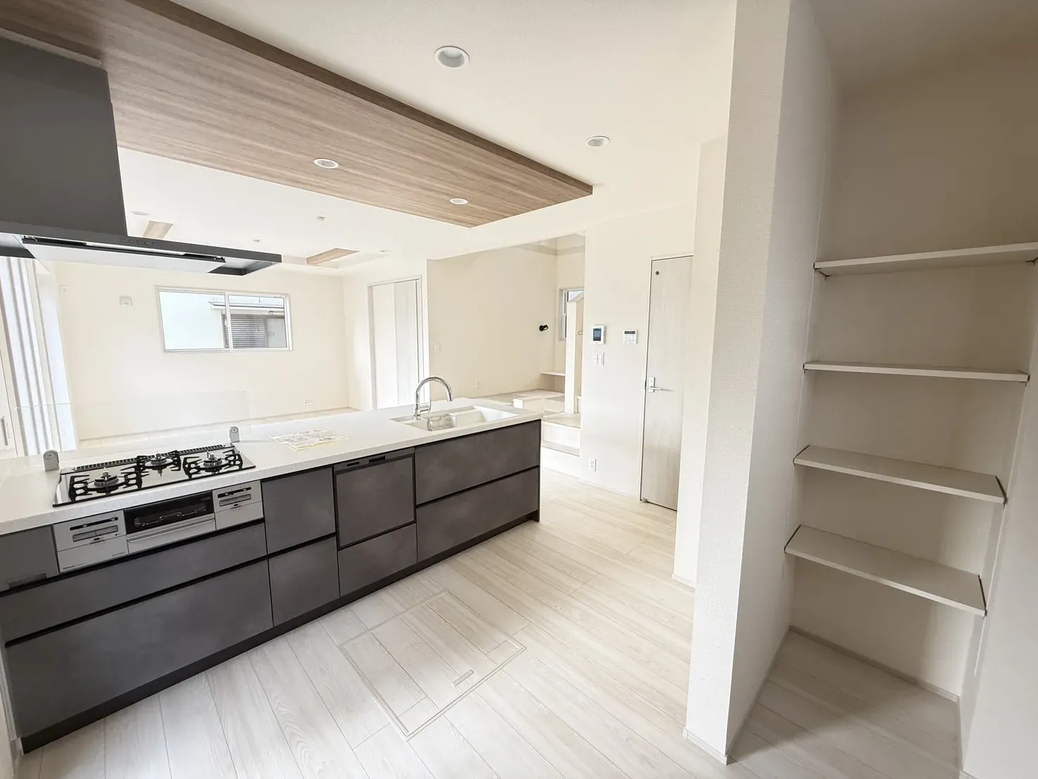 【②号棟キッチン】
パントリーとしても使える可動棚の設置有!