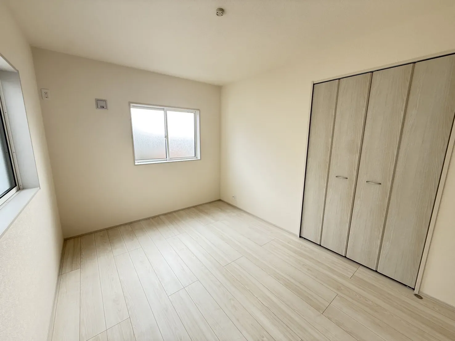 【②号棟6.0帖洋室】
窓が2つあり、風通しの良いお部屋になっています!