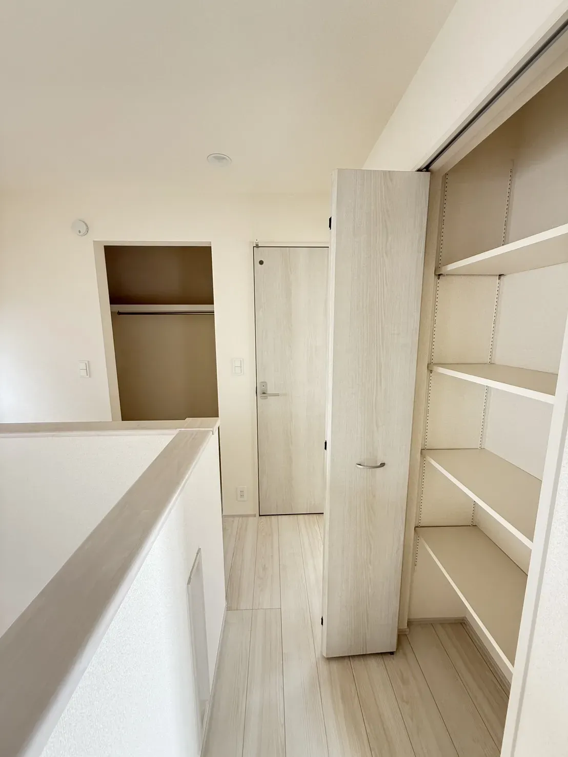 【②号棟収納】
階段横には4段の可動棚の収納があります!
