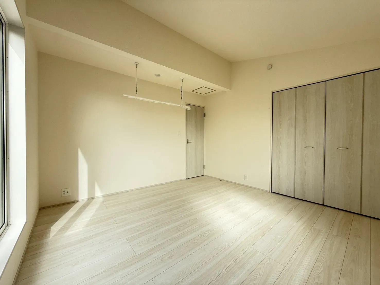 【②号棟8.0帖洋室】
雨天時に便利な室内物干し付きです!