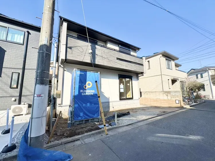 【外観写真】
本現場は南道路4.2mで日当たりの確保も十分に確保した限定一棟です。
是非現地でご内覧くださいませ。