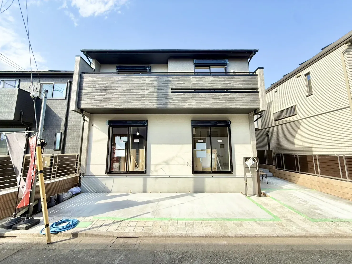 【外観完成予想図写真】
本現場は南道路4.2mで日当たりの確保も十分に確保した限定一棟です。
是非現地でご内覧くださいませ。