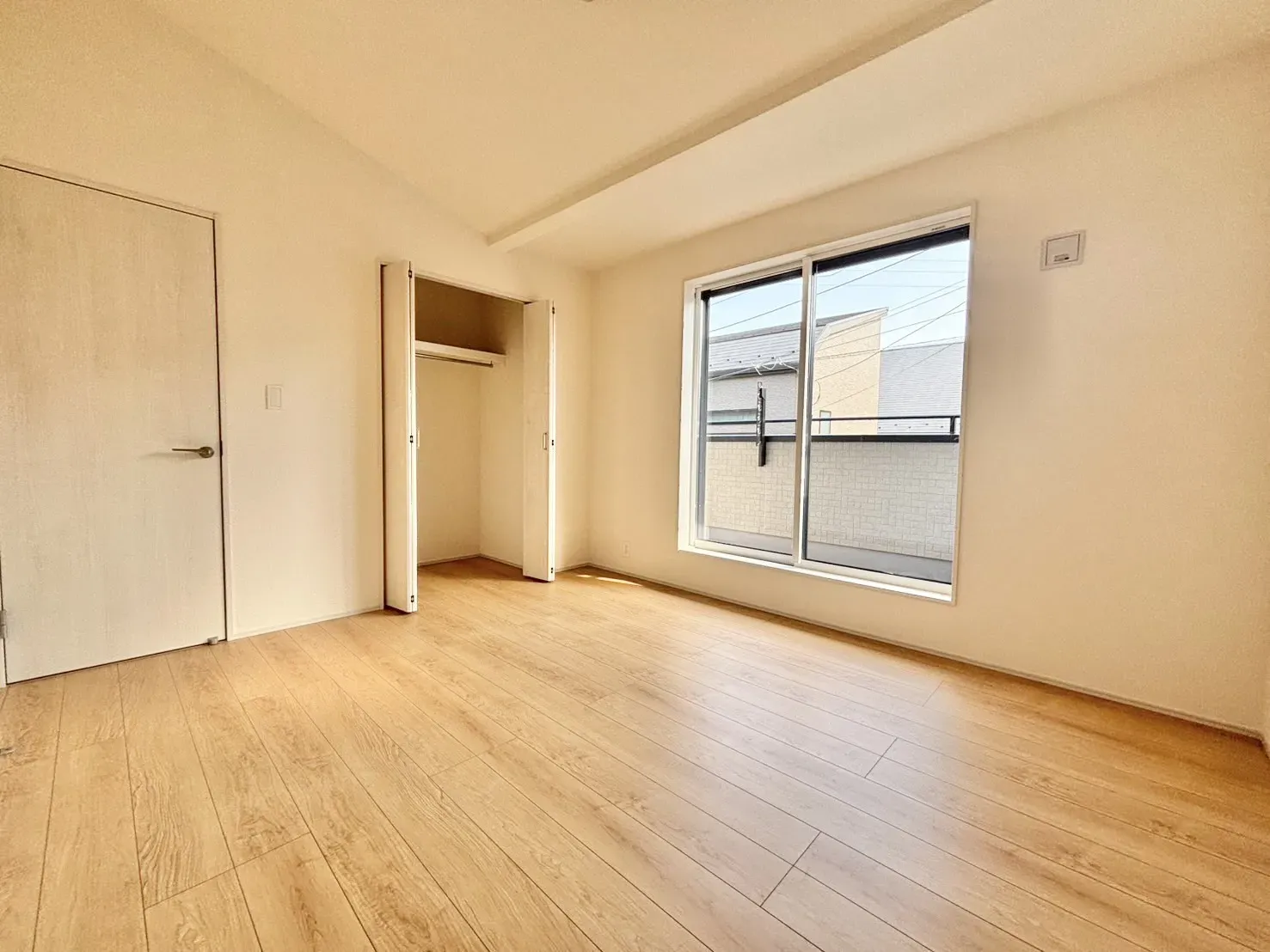 【7帖　洋室】
南向きバルコニーに行き来が可能です。風通りがよく快適に過ごせます。
