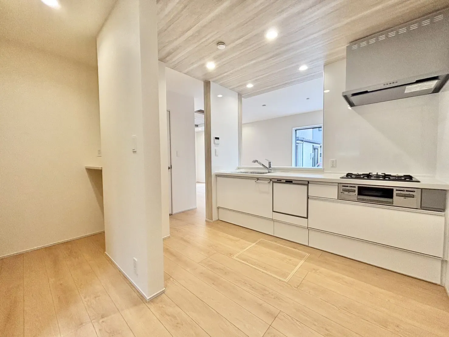 【キッチン】
作業台が広く使いやすいキッチンを採用しております。
対面キッチンとなっており、料理中も家族団らんが可能です!
その他各種キッチン設備も豊富です!

