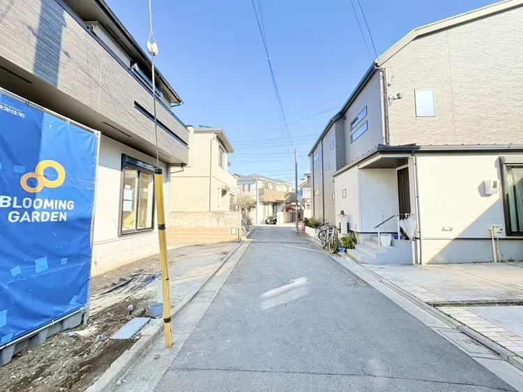 【前面道路】
前面道路は、幅員4.2m公道です。
駐車も楽々です!