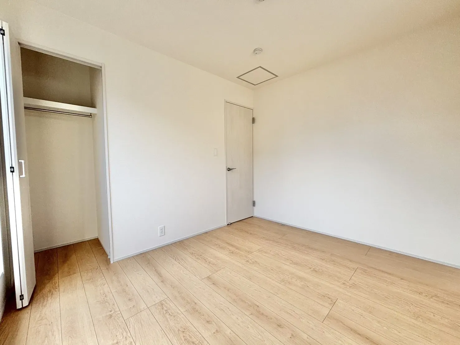 【5.25帖　洋室】
ダブルバルコニーを採用しておりこちらの部屋から出入りが可能です。
独立性が高く、書斎等様々な用途に利用可能です。
