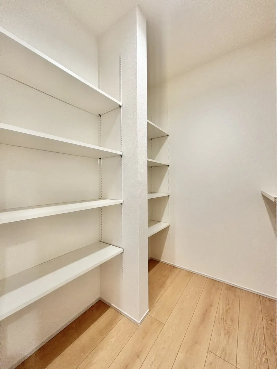 【キッチンパントリー】
何かと物が多くなりがちなキッチンにあると嬉しいパントリーを設置済みです!食器関係もすっきりと片付きます。