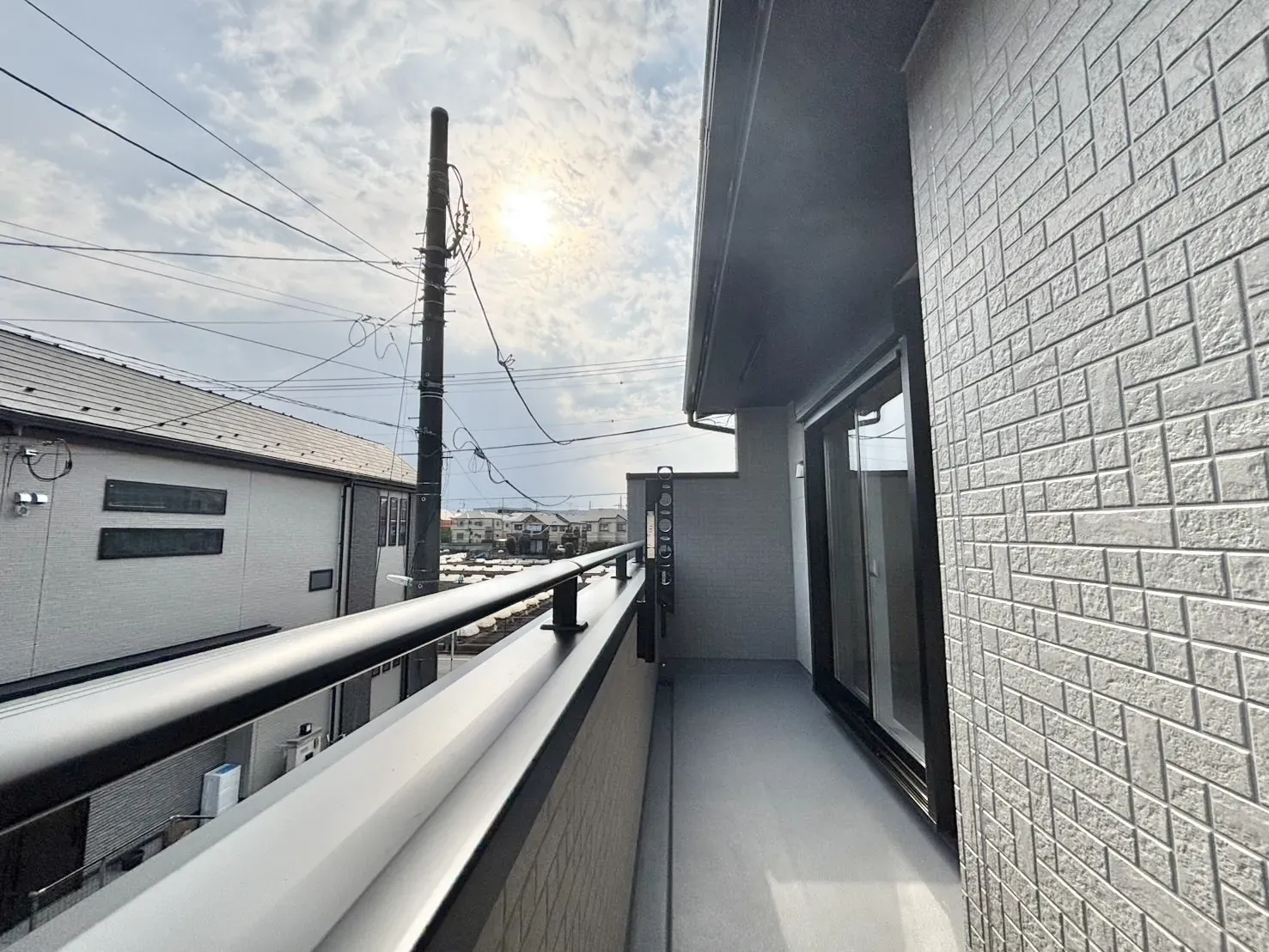 【南向きバルコニー】
全棟南向きバルコニーです!
日当たりが良く、2部屋から行き来可能な、続きバルコニーです♪
洗濯物もよく乾きます!