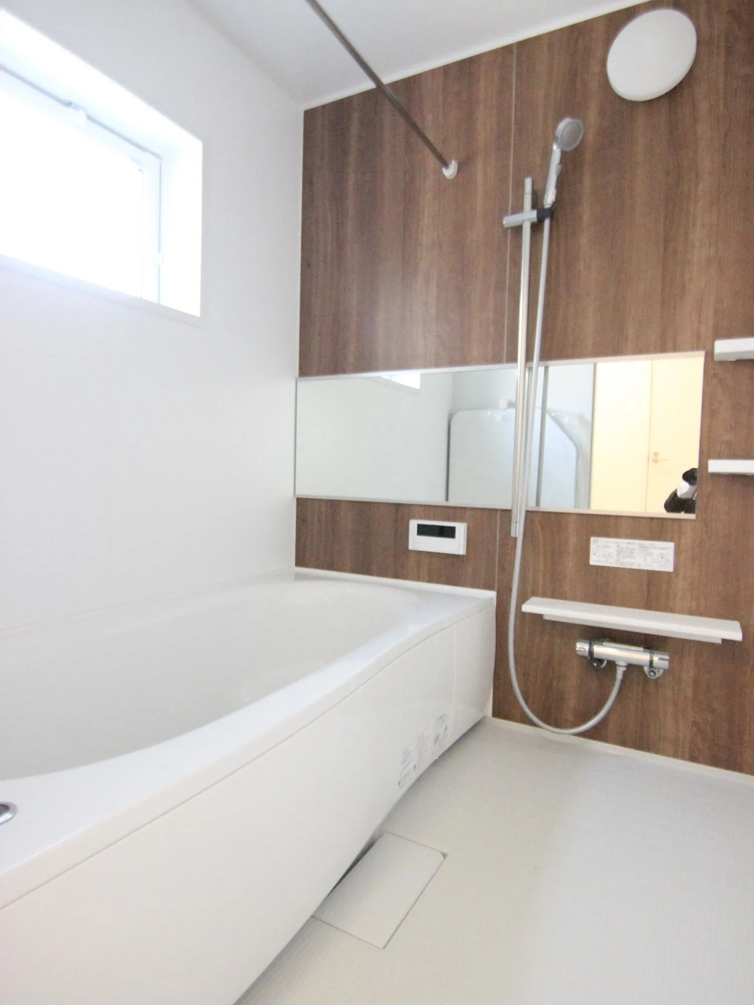 【設備紹介:浴室】
ブラウンのアクセントパネルを採用し落ち着いた雰囲気を演出しております。
浴室乾燥機も完備し季節や天気に関係なく洗濯物を干すことが可能です!