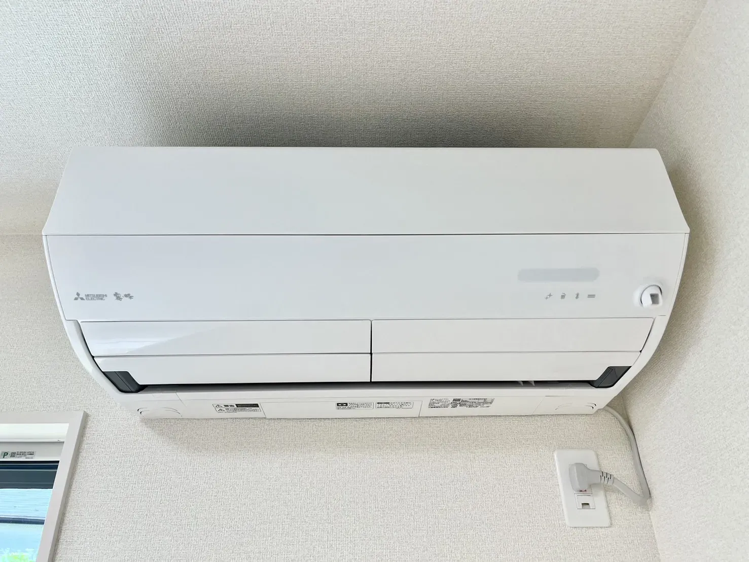 【設備紹介:LDKエアコン】
こちらの物件はLDKのエアコンに限り最初から付く仕様になっております。省エネの視点から、霧ヶ峰を採用しております!
その他、各部屋のシーリングライトがつきます!