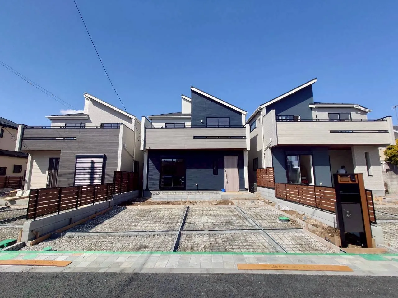 前面道路含む外観写真