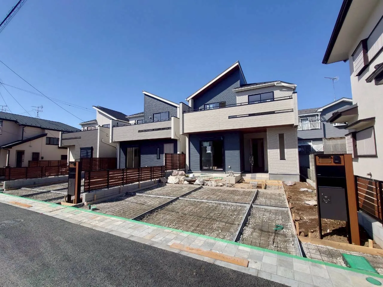 前面道路含む外観写真