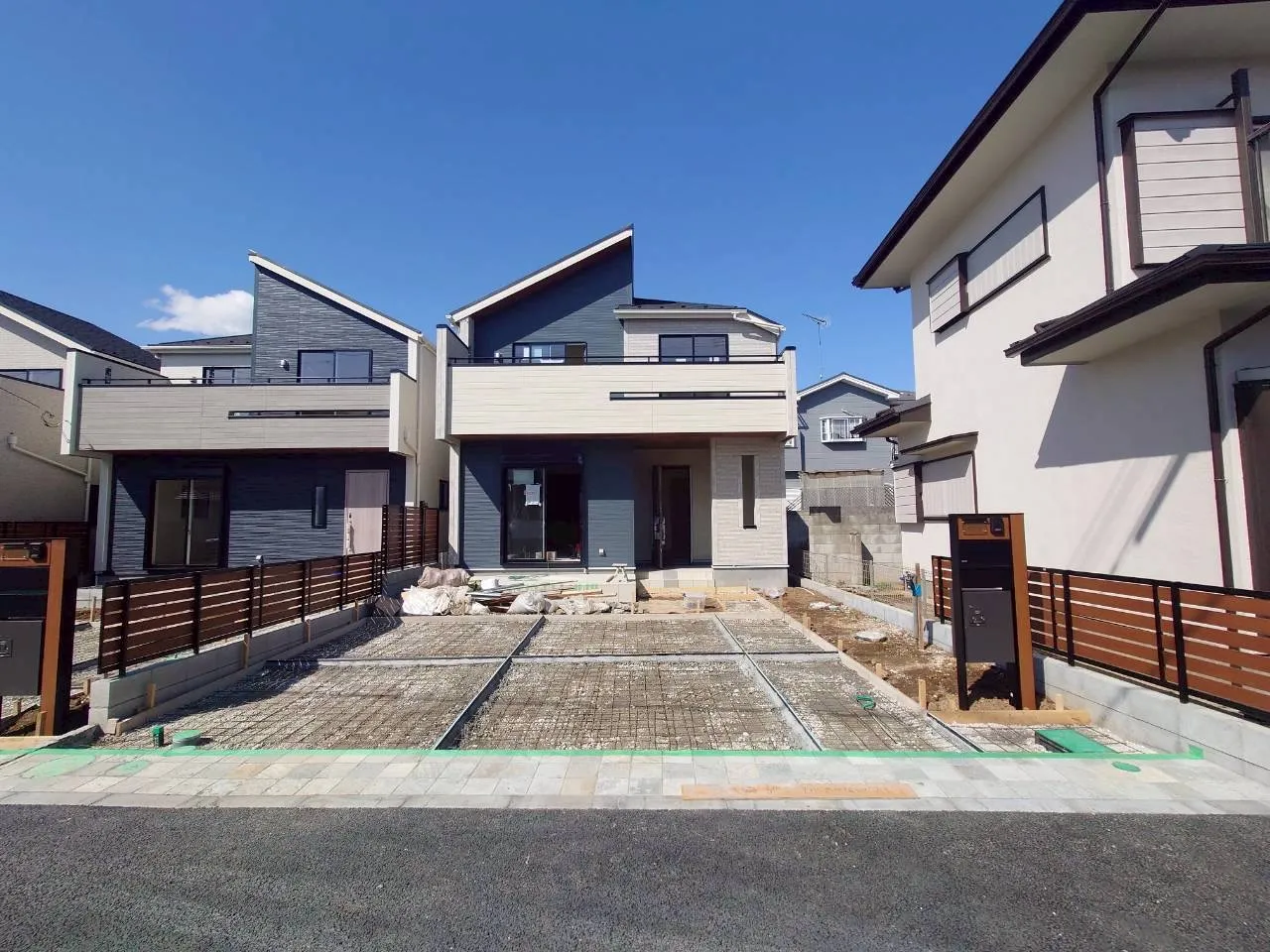 前面道路含む外観写真