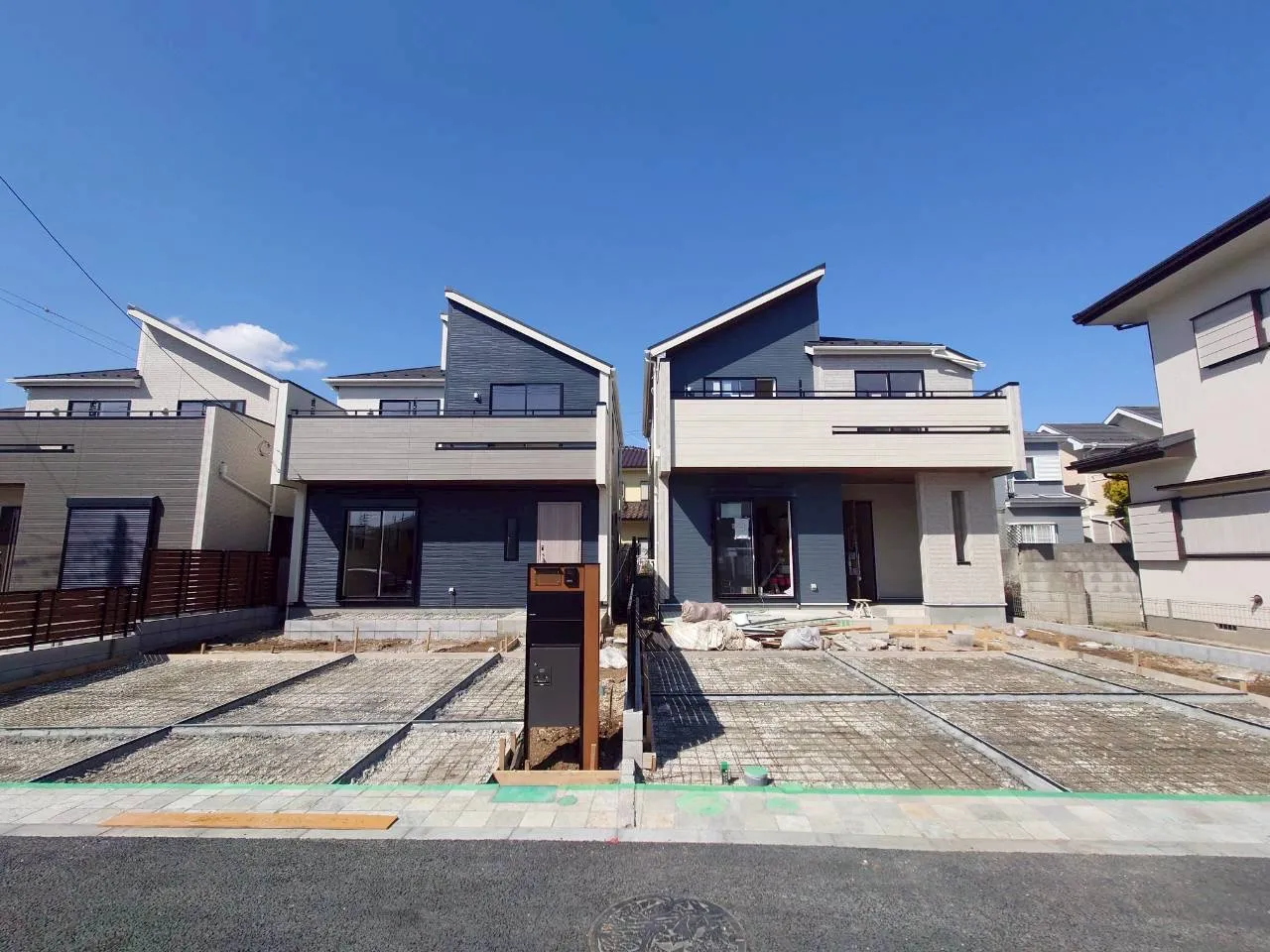 前面道路含む外観写真