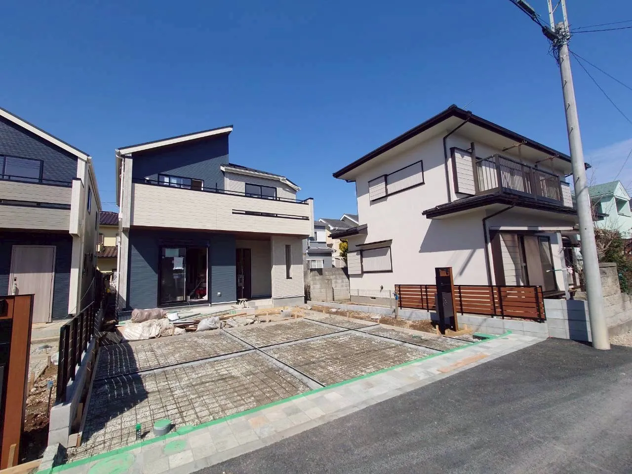 前面道路含む外観写真