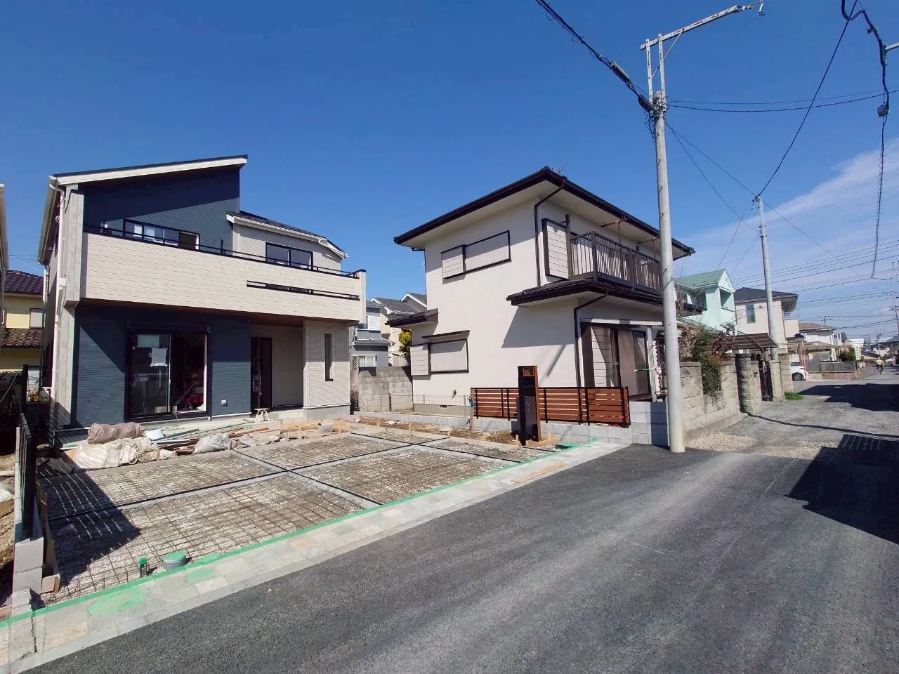 前面道路含む外観写真