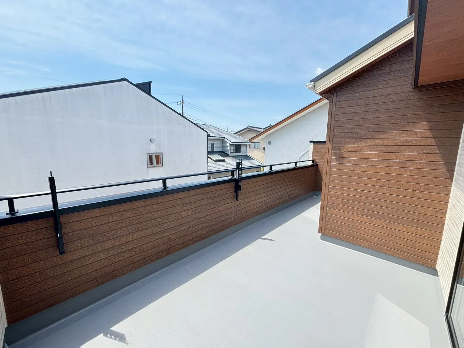【1号棟:バルコニー】高さの調節可能な屋外物干し。日当たり良好です!
