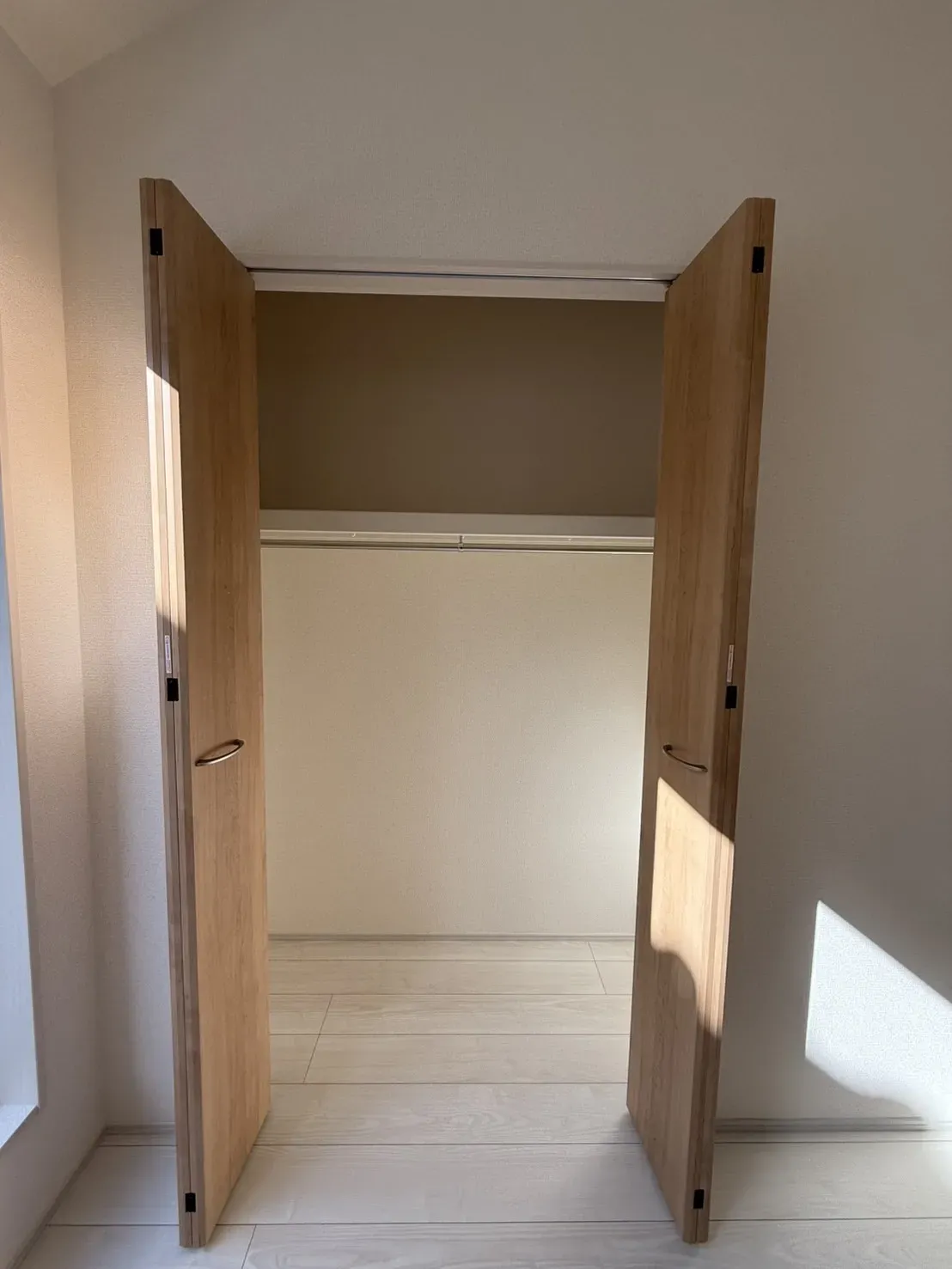 2階11.25帖洋室収納