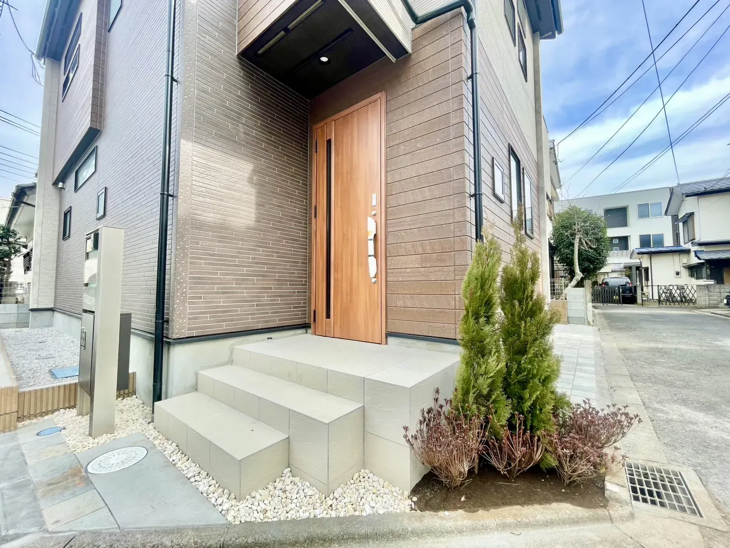 【玄関アプローチ】