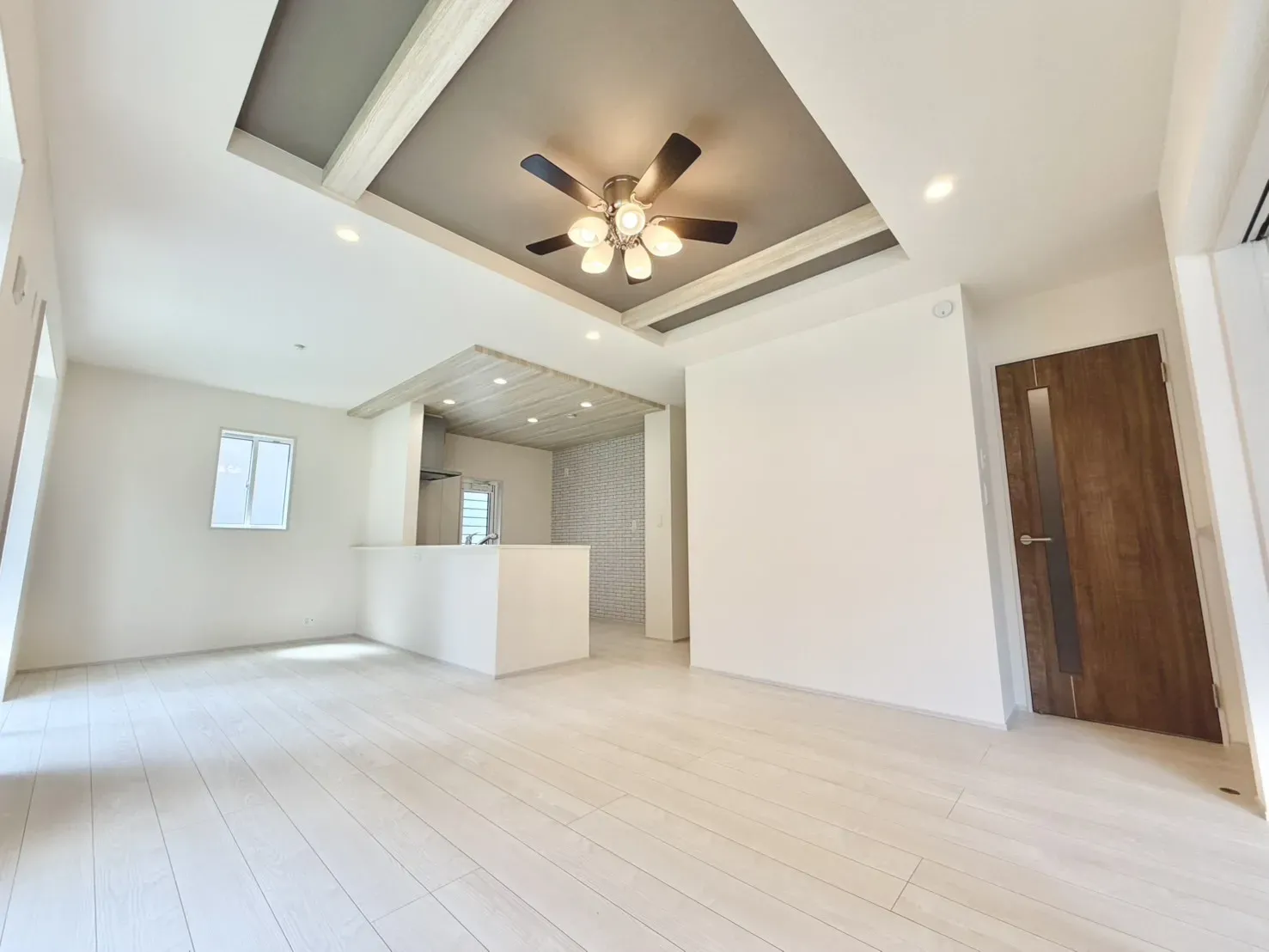 【2号棟　LDK(19帖)】