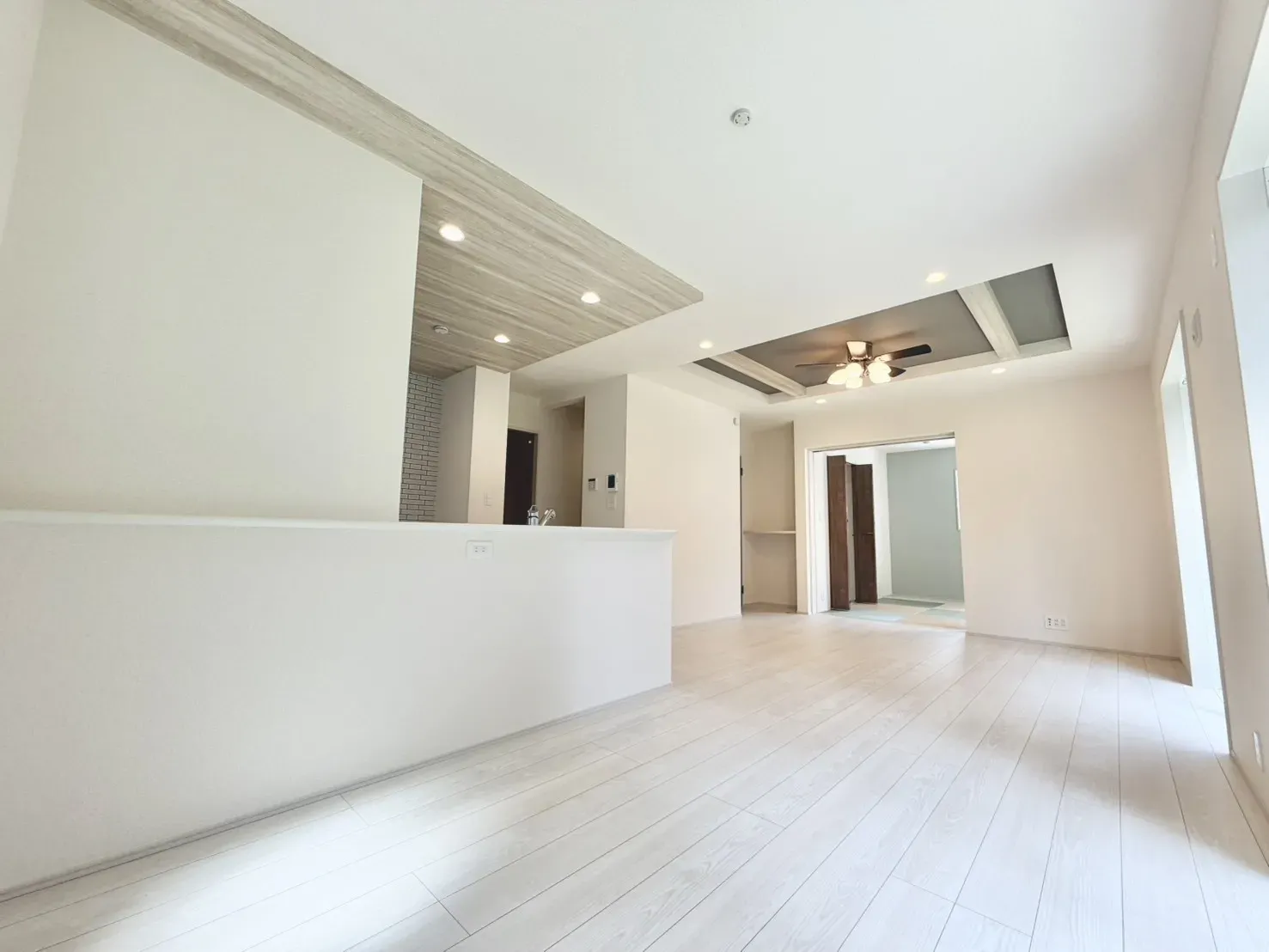 【2号棟　LDK(19帖)】