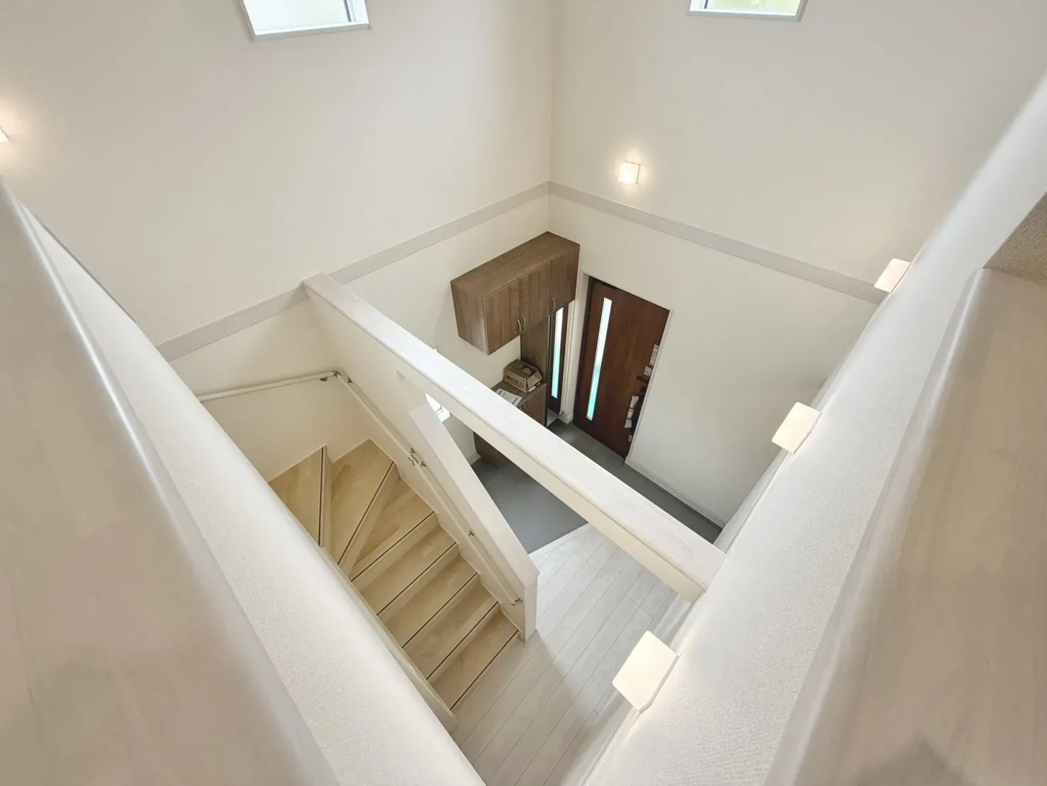 【2号棟　玄関吹抜】