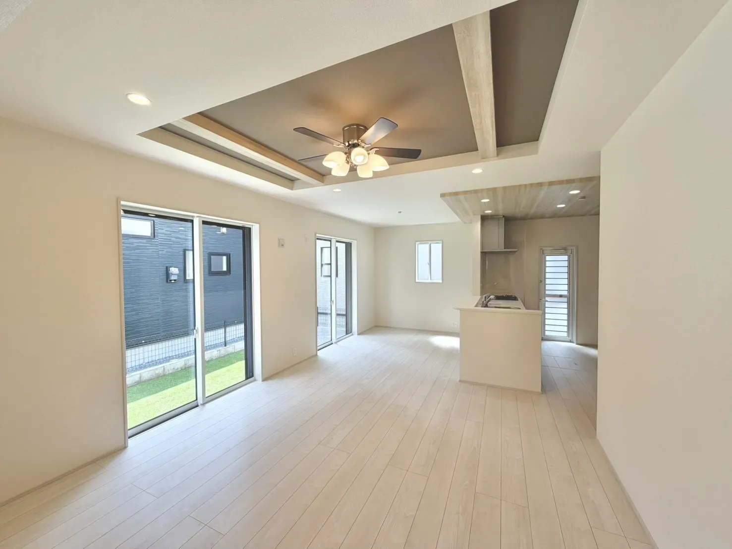 【2号棟　LDK(19帖)】