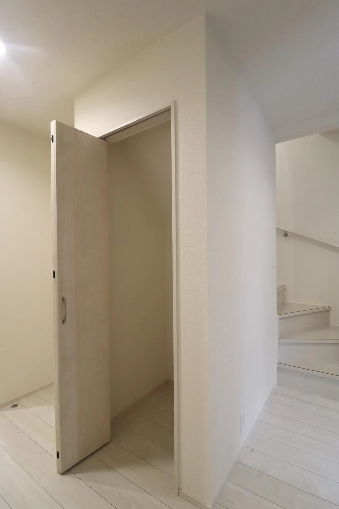 【1階廊下　収納】