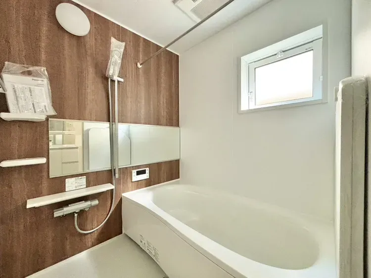 【浴室】
ブラウンのアクセントパネルを採用し落ち着いた雰囲気を演出しております。
浴室乾燥機も完備し季節や天気に関係なく洗濯物を干すことが可能です!
