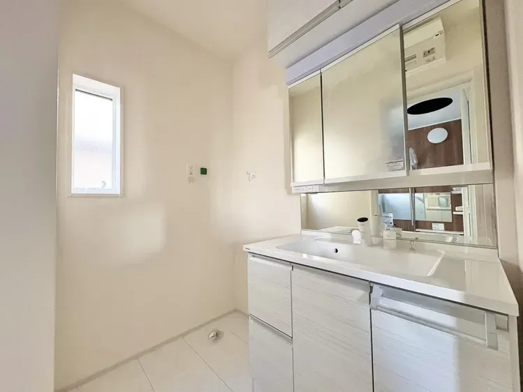 【洗面台・洗濯機置場】
身支度の際、必須の三面鏡を採用しております。また、鏡裏、洗面ボウル下に収納があり水回りもすっきり片付きます。
